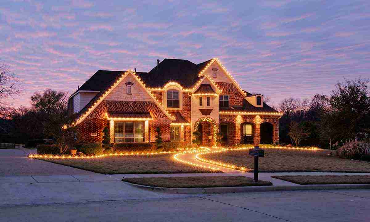 Beautiful house adorned with vibrant Holiday Lighting Trends 2024, showcasing Stunning Holiday Lighting Displays. The exterior is decorated with the latest Christmas Light Installation Trends 2024, featuring energy-efficient LED lights and Holiday Decor Ideas 2024. The festive setup includes colorful lights, bold hues, and sustainable elements, capturing the Best Christmas Lights Trends of the season.