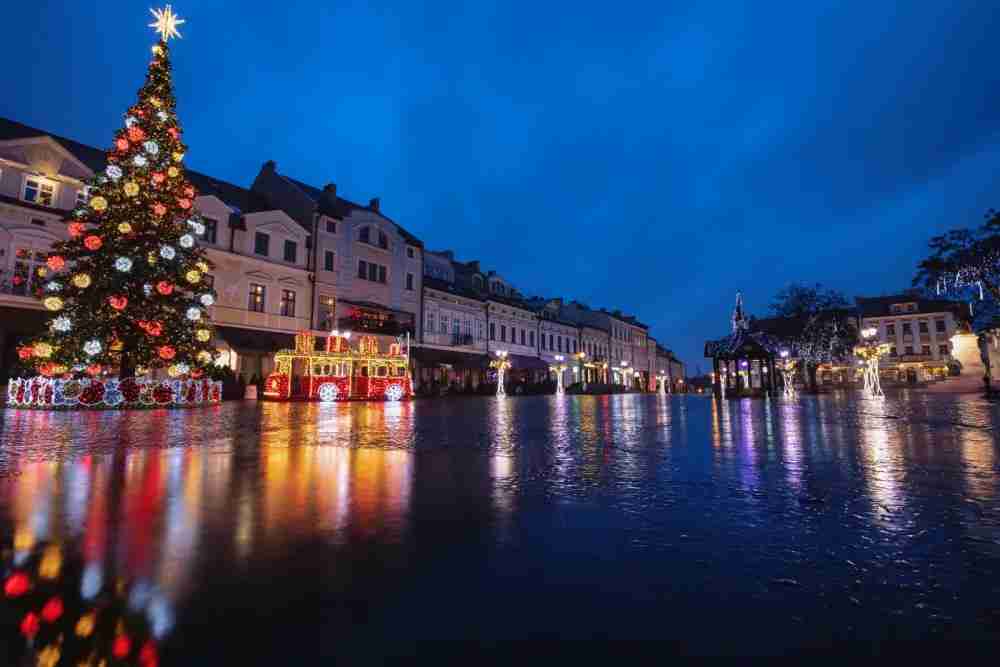 Christmas lights stop working when it rains, showing wet floors outdoors with glowing holiday lights, highlighting how to protect Christmas lights from rain and wet weather
