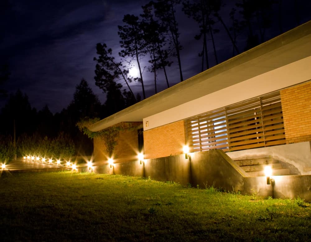 Photo of side of a house with lighting towards driveway. Landscape Lighting Dallas County, TX